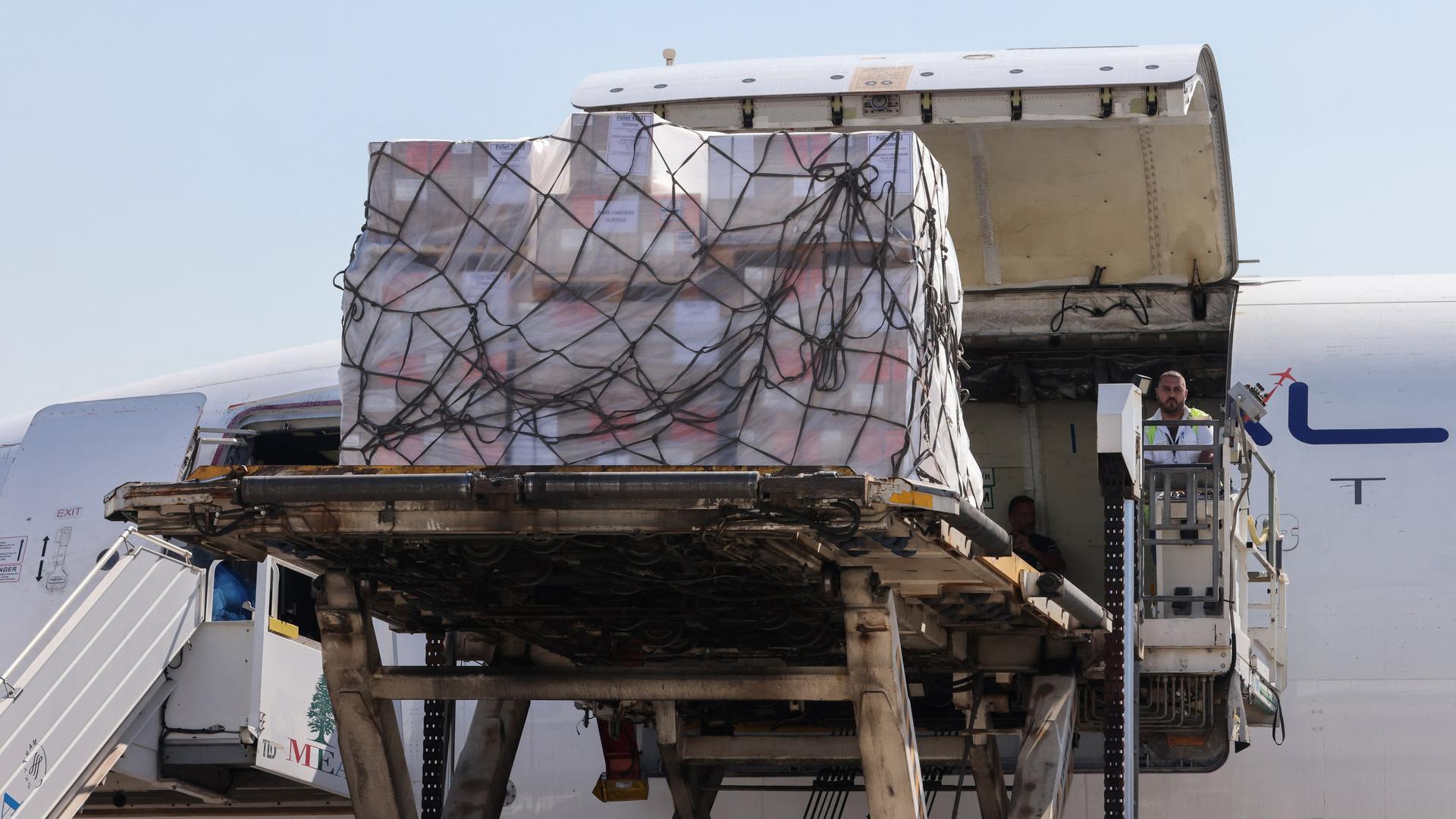 Eine Palette mit Arzneimitteln wird am Flughafen Beirut aus einem Flugzeug entladen.