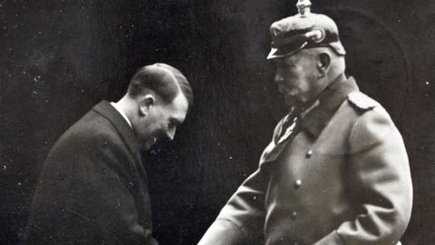 Reichspräsident Paul von Hindenbrug macht Adolf Hitler 1933 zum Reichskanzler