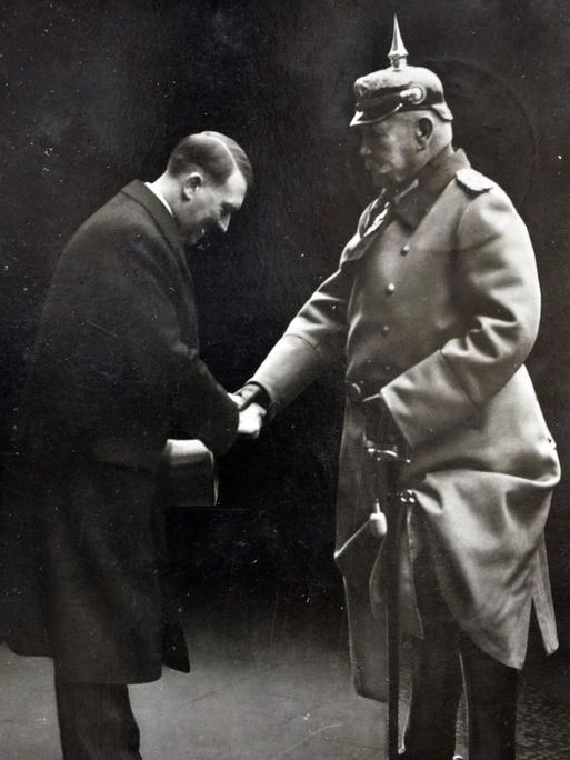 Reichspräsident Paul von Hindenbrug macht Adolf Hitler 1933 zum Reichskanzler