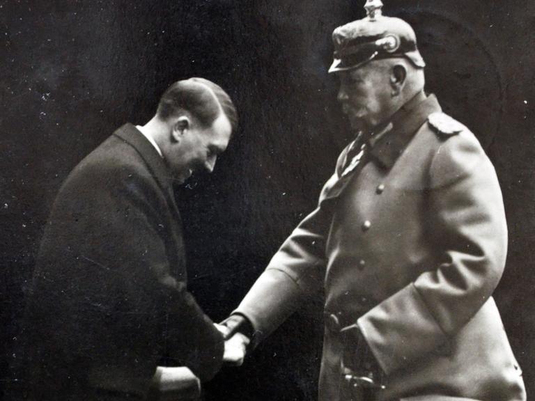 Reichspräsident Paul von Hindenbrug macht Adolf Hitler 1933 zum Reichskanzler