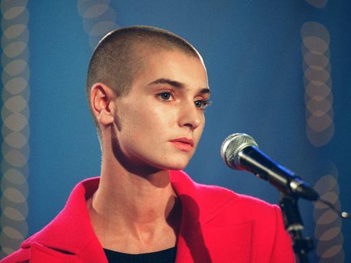 Die irische Sängerin Sinead O'Conno während ihres Auftritts in der TV-Sendung "Ein Kessel Buntes" am 26. März 1992 in Chemnitz.