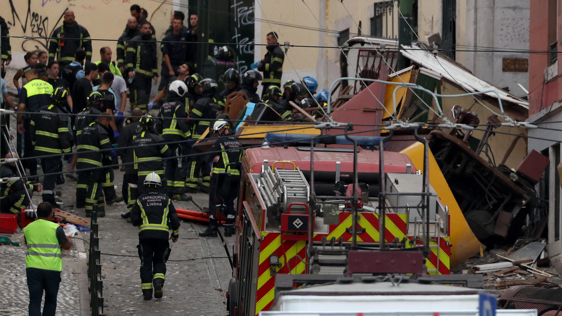 Bei dem Seilbahn-Unglück in Lissabon hat es Tote und Verletzte gegeben. Bei dem Seilbahn-Unglück in Lissabon hat es Tote und Verletzte gegeben.