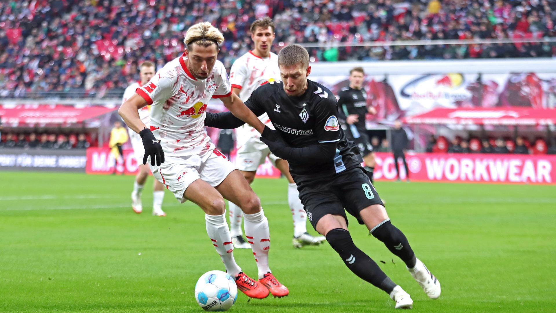 Kevin Kampl vom RB Leipzig und Mitchell Weiser von Werder Bremen kämpfen um den Ball.
      