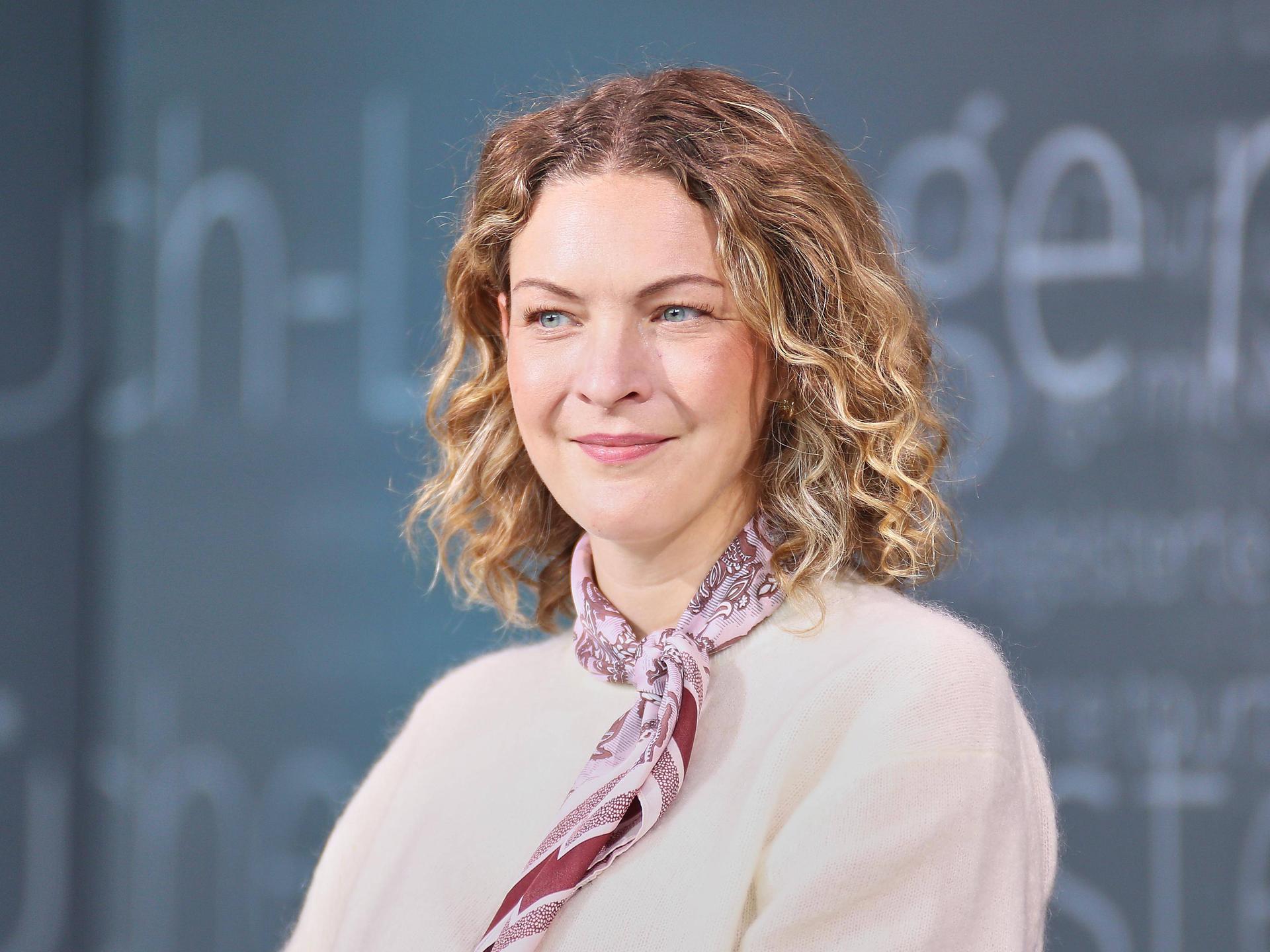 Sally Lisa Starken auf einem Podium der Leipziger Buchmesse