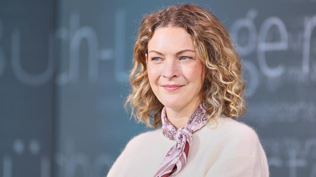 Sally Lisa Starken auf einem Podium der Leipziger Buchmesse