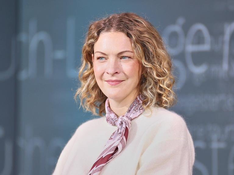 Sally Lisa Starken auf einem Podium der Leipziger Buchmesse