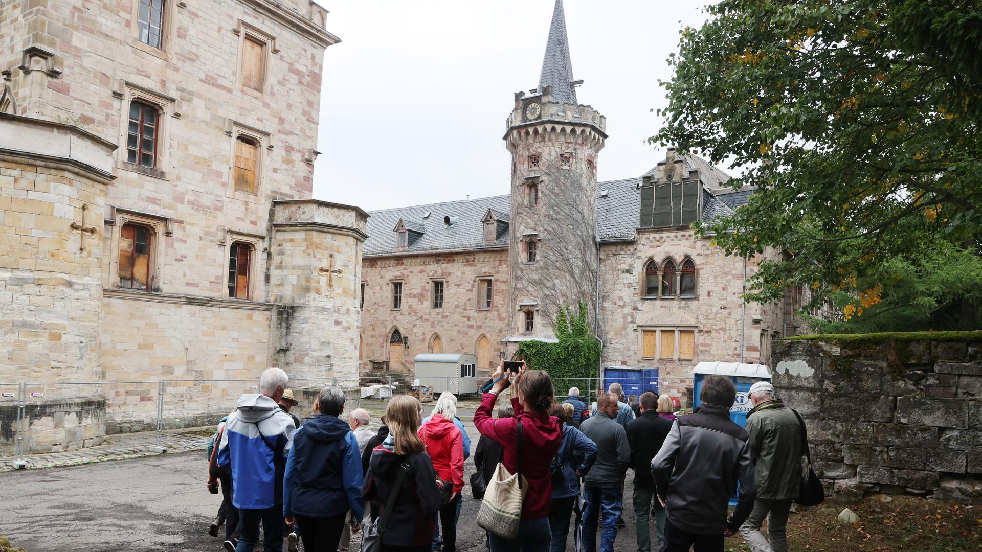 Besucher vor dem Schloss Reinhardsbrunn in Thüringen.