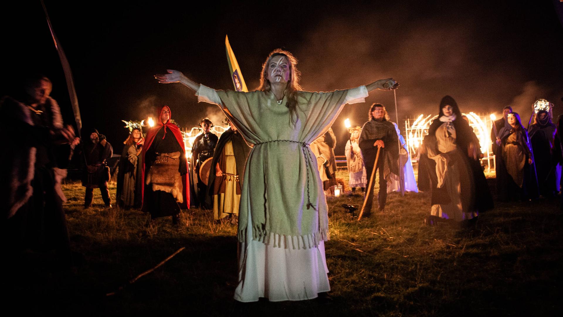 Eine als Tlachtga, eine Druidin aus der irischen Mythologie, verkleidete Frau in Athboy, Irland.