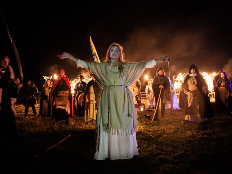 Eine als Tlachtga, eine Druidin aus der irischen Mythologie, verkleidete Frau in Athboy, Irland.