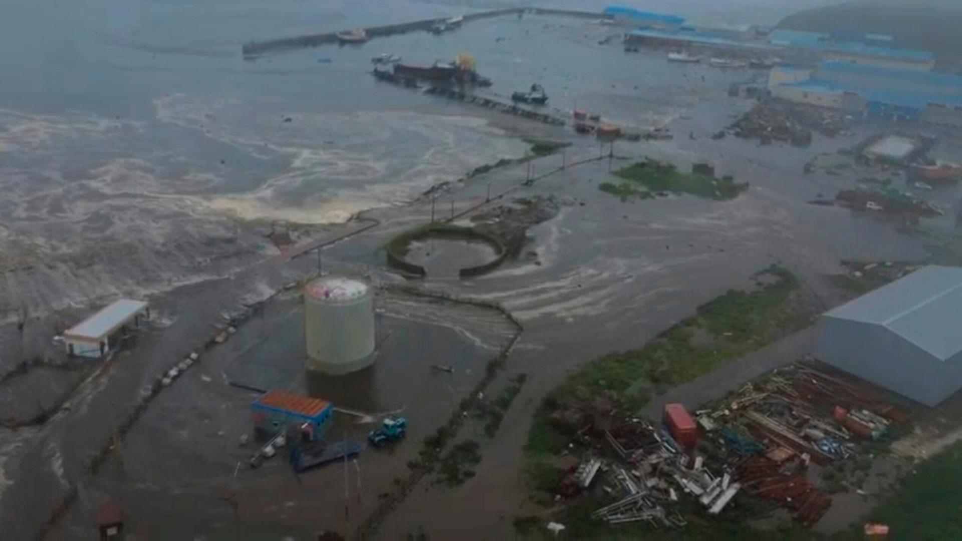 Das Bild stammt aus einem Video des Geophysikalischen Dienstes der Russischen Akademie der Wissenschaften. Es zeigt die Folgen des Tsunamis, der die Küste von Sewero-Kurilsk auf der Insel Paramushir der Kurilen in Russland traf.