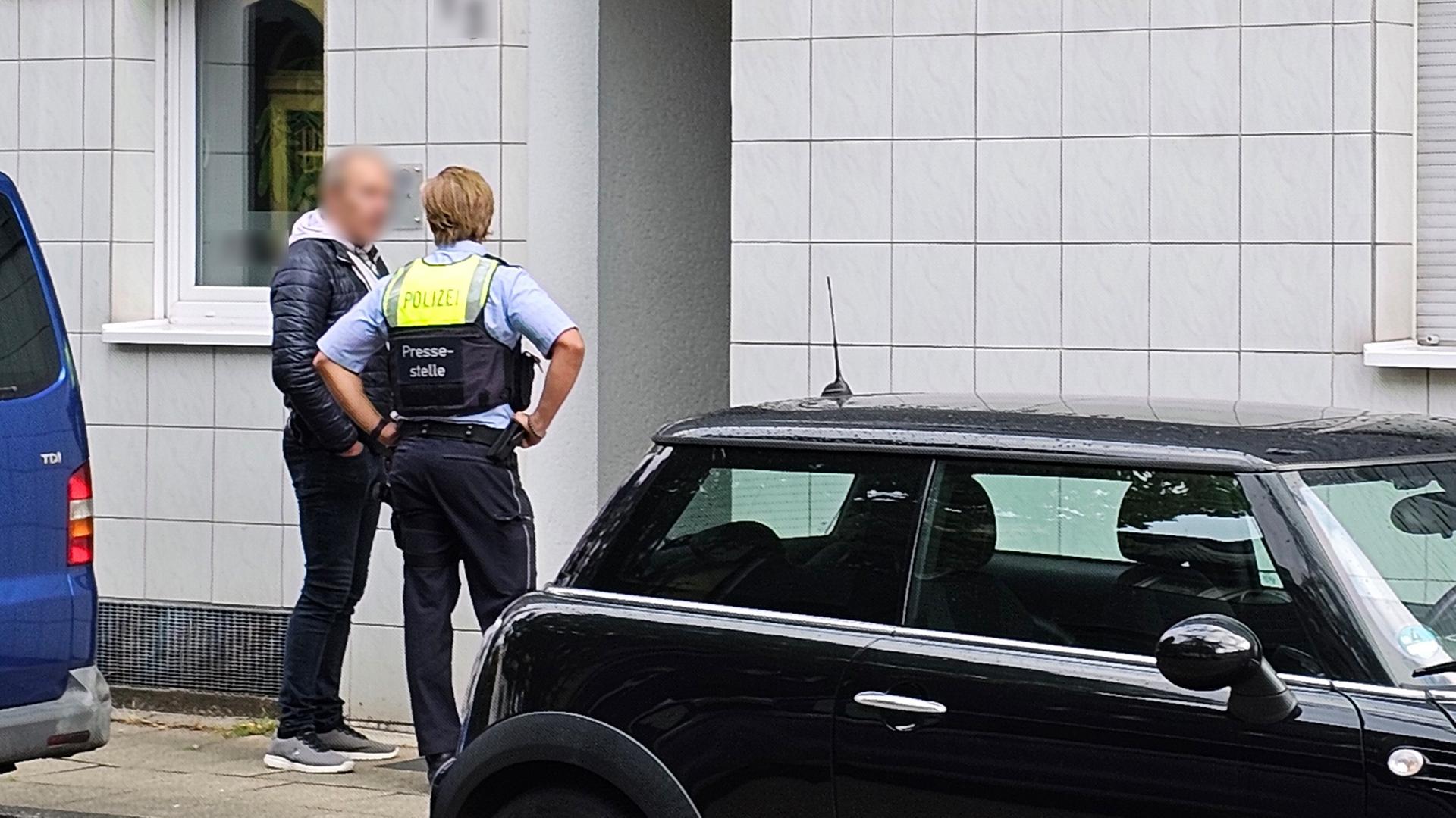 Essen: Polizei und ein Mann stehen nahe dem Einsatzort. Essen: Polizei und ein Mann stehen nahe dem Einsatzort.