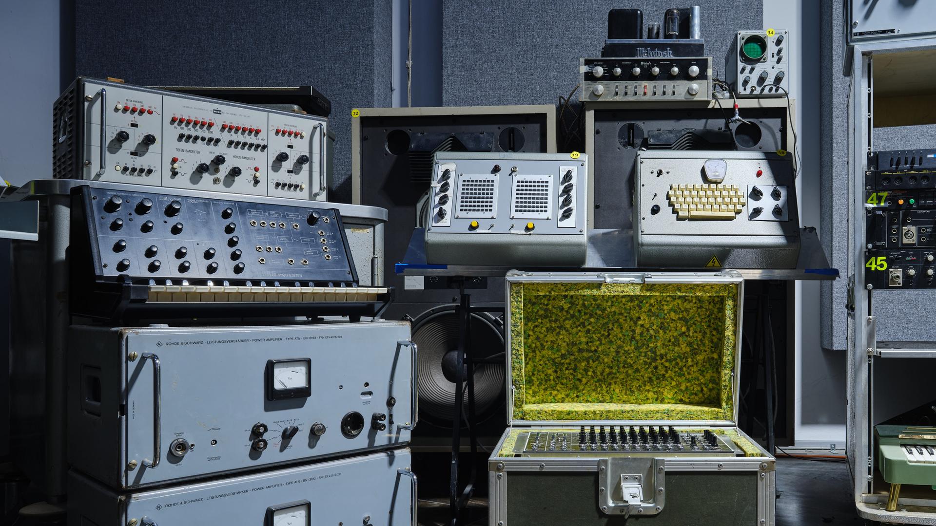 Die von Julien's Auctions zur Verfügung gestellte undatierte Aufnahme zeigt Stücke aus dem Nachlass von Kraftwerk-Mitgründer Florian Schneider. Die von Julien's Auctions zur Verfügung gestellte undatierte Aufnahme zeigt Stücke aus dem Nachlass von Kraftwerk-Mitgründer Florian Schneider.