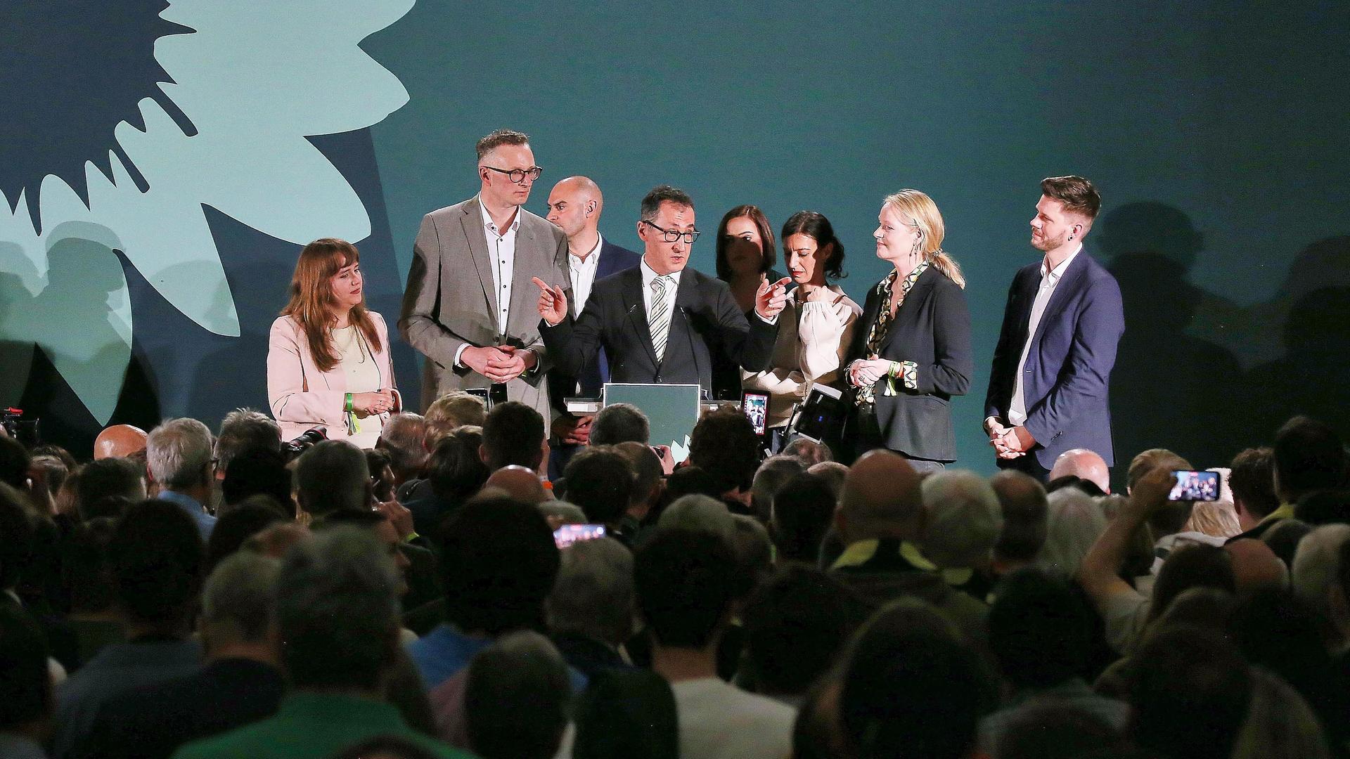 Cem Özdemir spricht auf der Grünen-Wahlparty in Baden-Württemberg.
