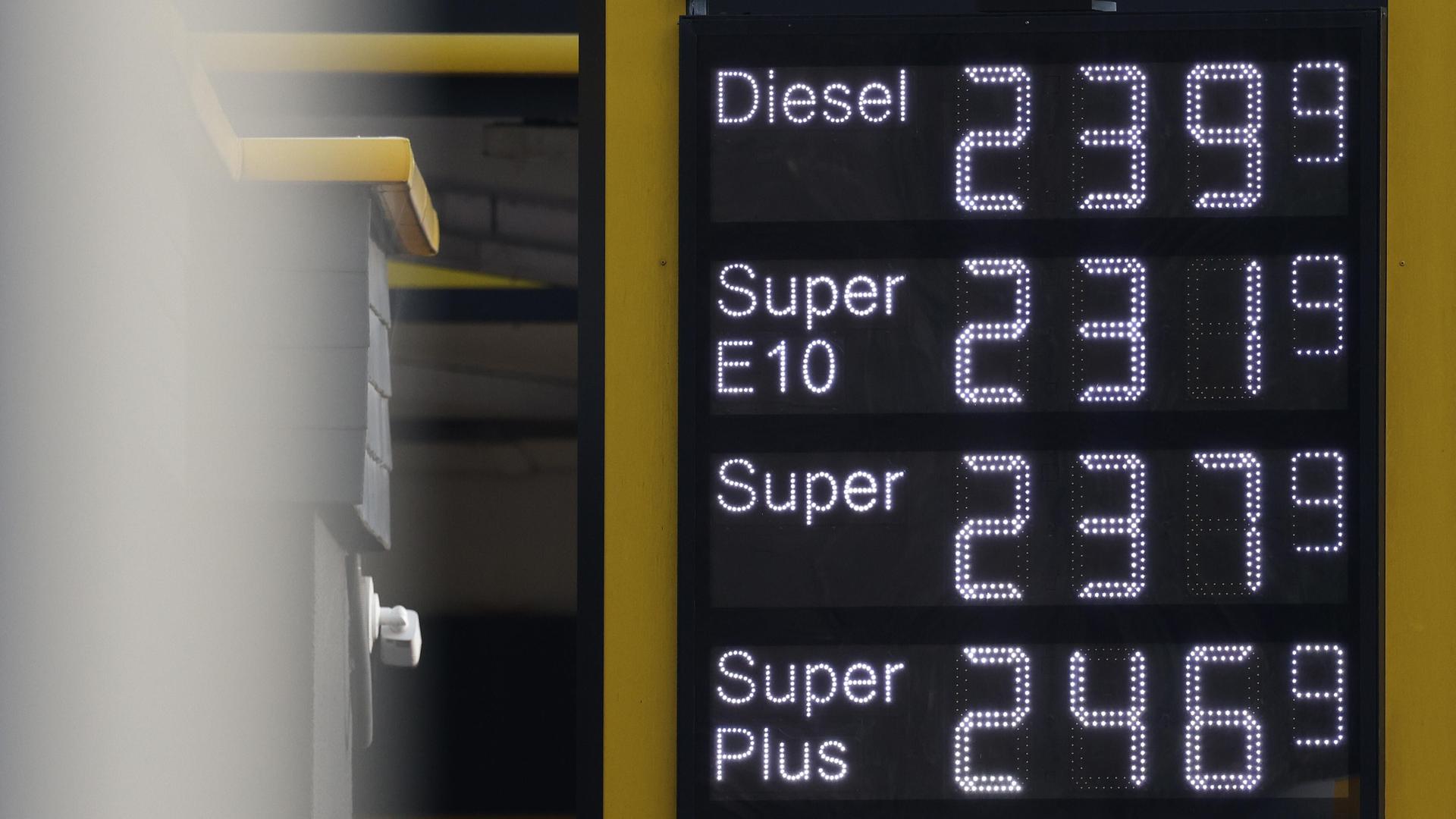 Die Spritpreise am Morgen. Der aktuelle Preis für Diesel, Super E10 und Super liegt weit über zwei Euro.