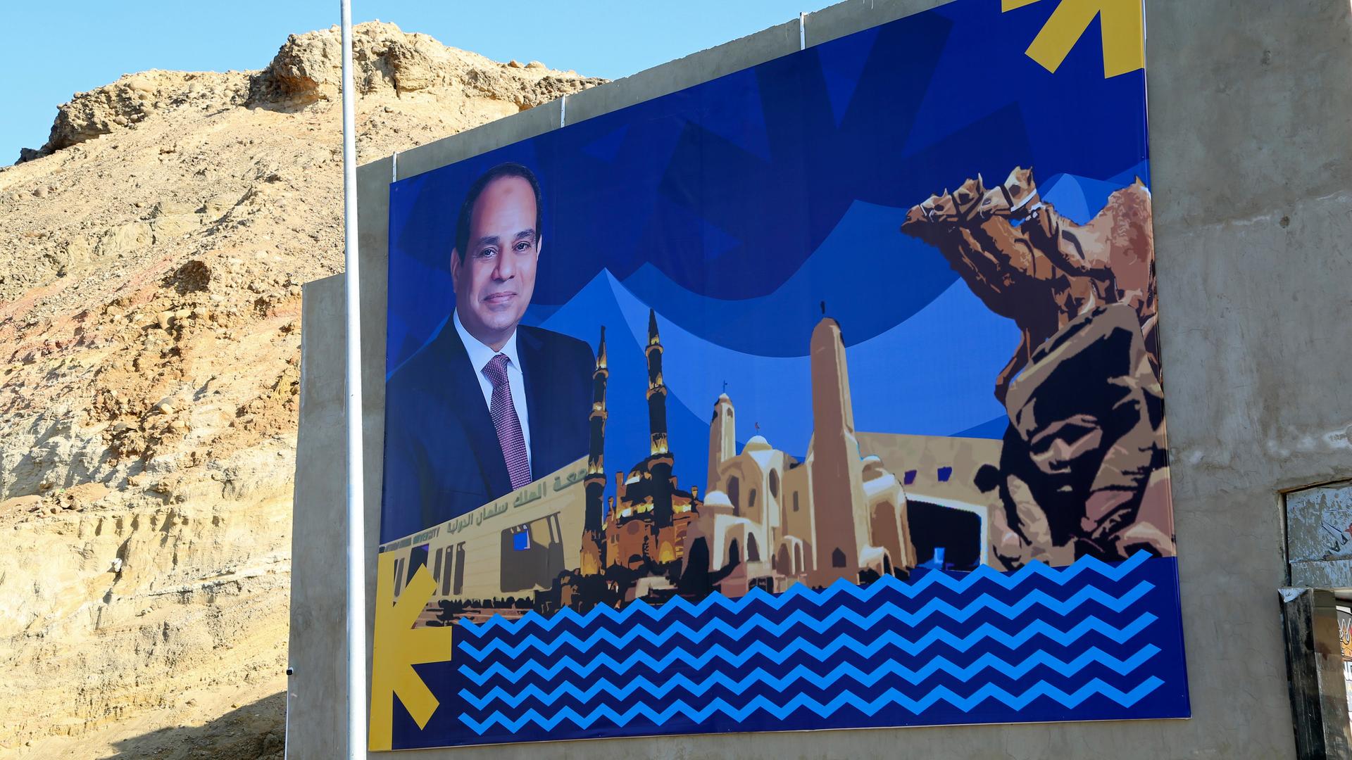 Ein großformatiges Wandbild zeit Ägpytens Präsidenten Abdel Fattah el-Sissi in einer graphischen Darstellung, die auf die UN-Klimakonferenz in Sharm El-Sheikh hinweist.