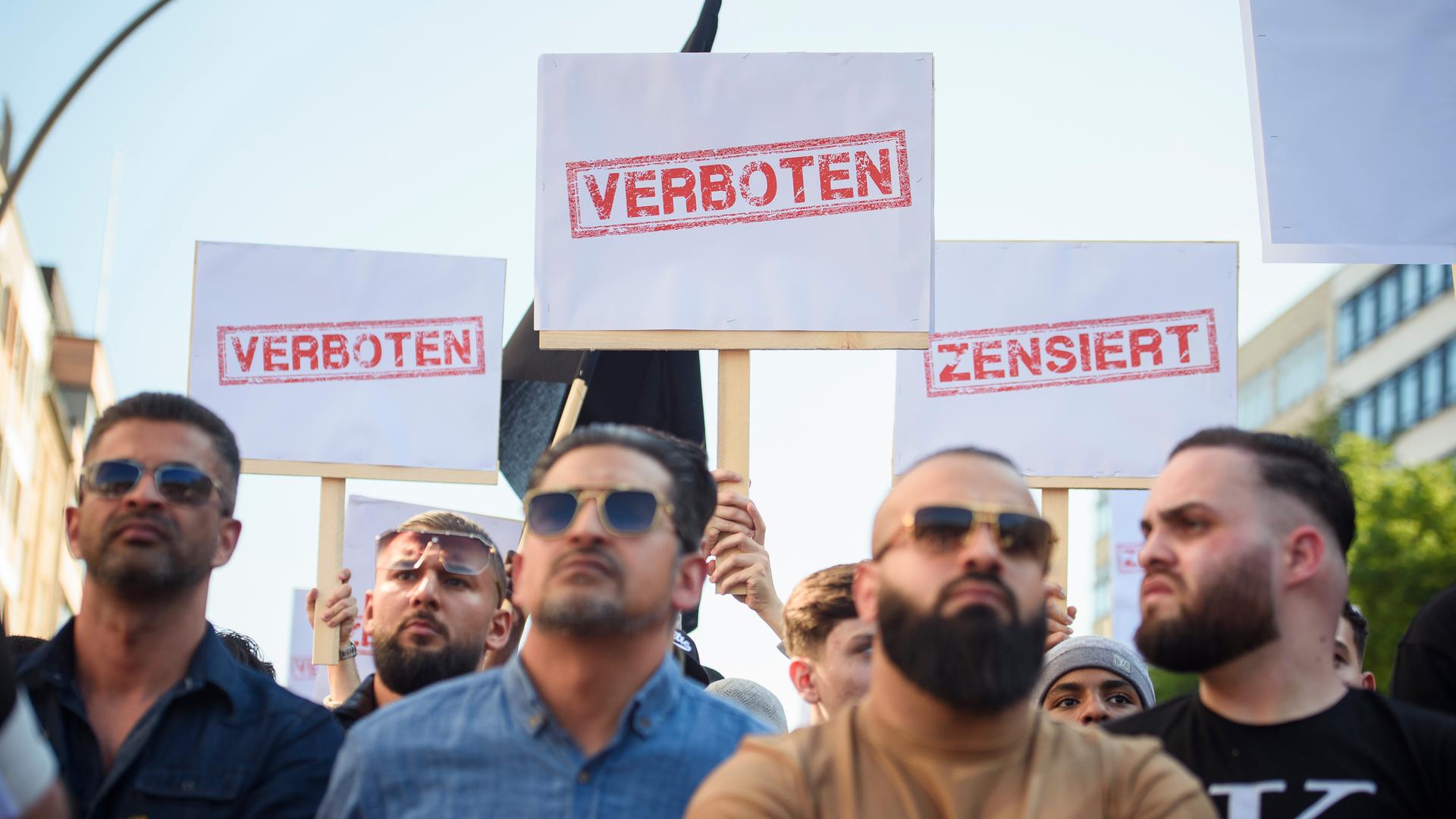 Demonstranten halten Schilder mit den Aufdrucken «Verboten» und «Zensiert» auf einer Kundgebung in die Höhe