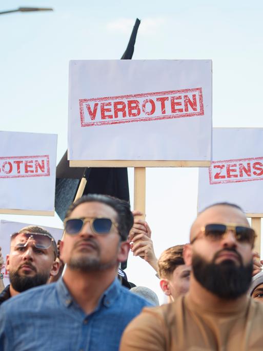 Demonstranten halten Schilder mit den Aufdrucken «Verboten» und «Zensiert» auf einer Kundgebung in die Höhe