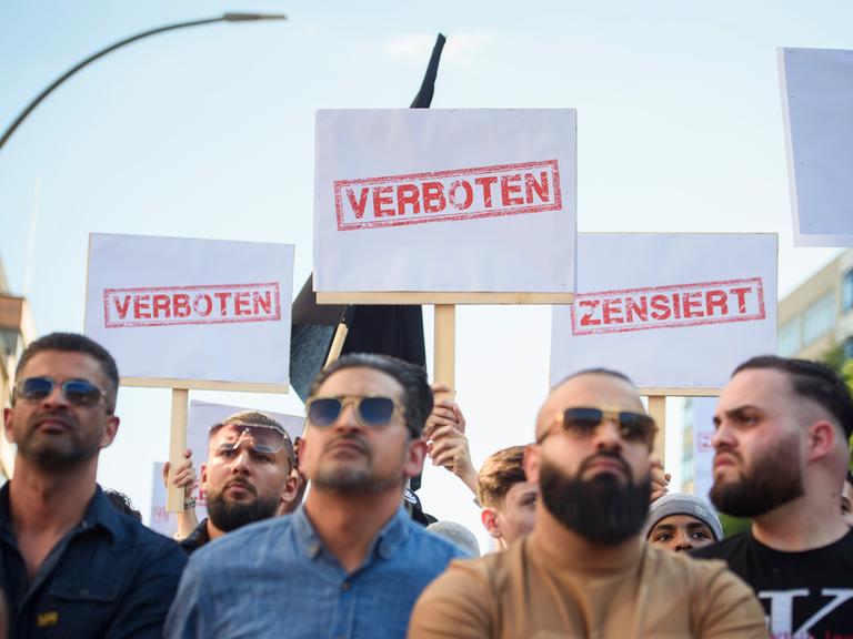 Demonstranten halten Schilder mit den Aufdrucken «Verboten» und «Zensiert» auf einer Kundgebung in die Höhe