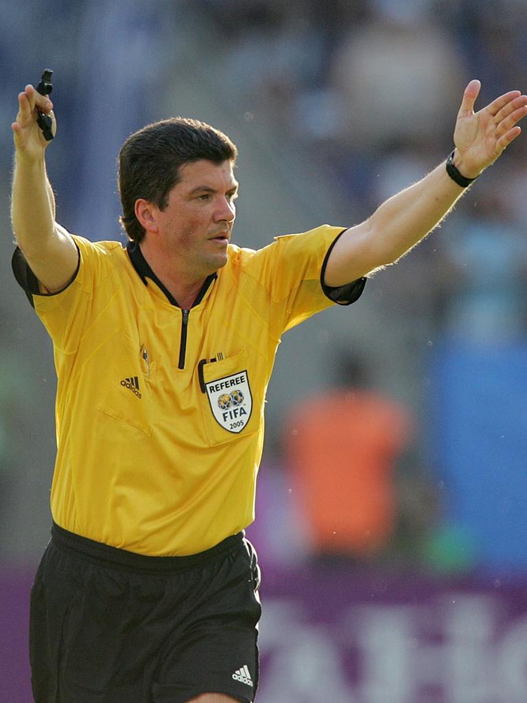 Herbert Fandel hier als Schiedsrichter in gelbem Shirt und Pfeife in der Hand beim International FIFA Confederations Cup 2005 in Griechenland.