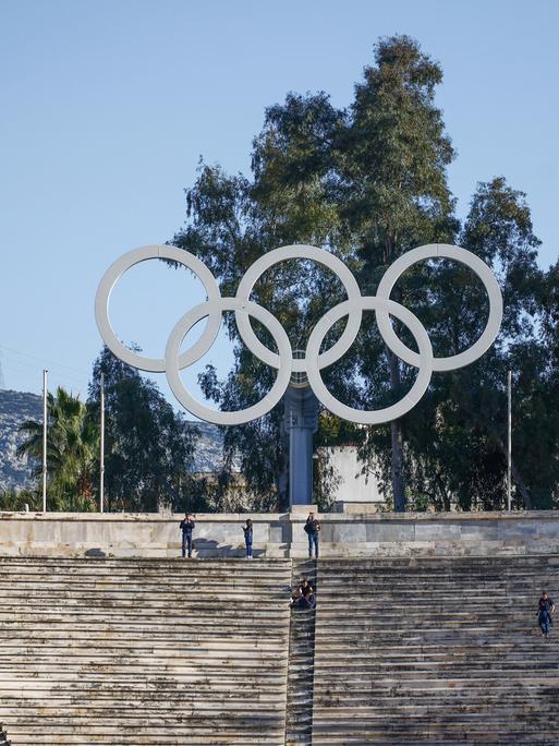 Die Olympische Symbole im Panathinaiko-Stadion in Athen, Griechenland, 2024. 