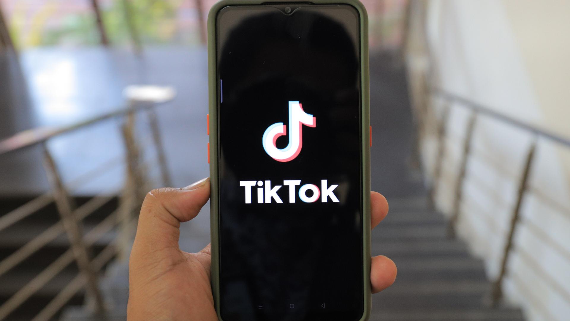 Das Logo der Kurzvideoplattform TikTok auf einem Smartphone-Display