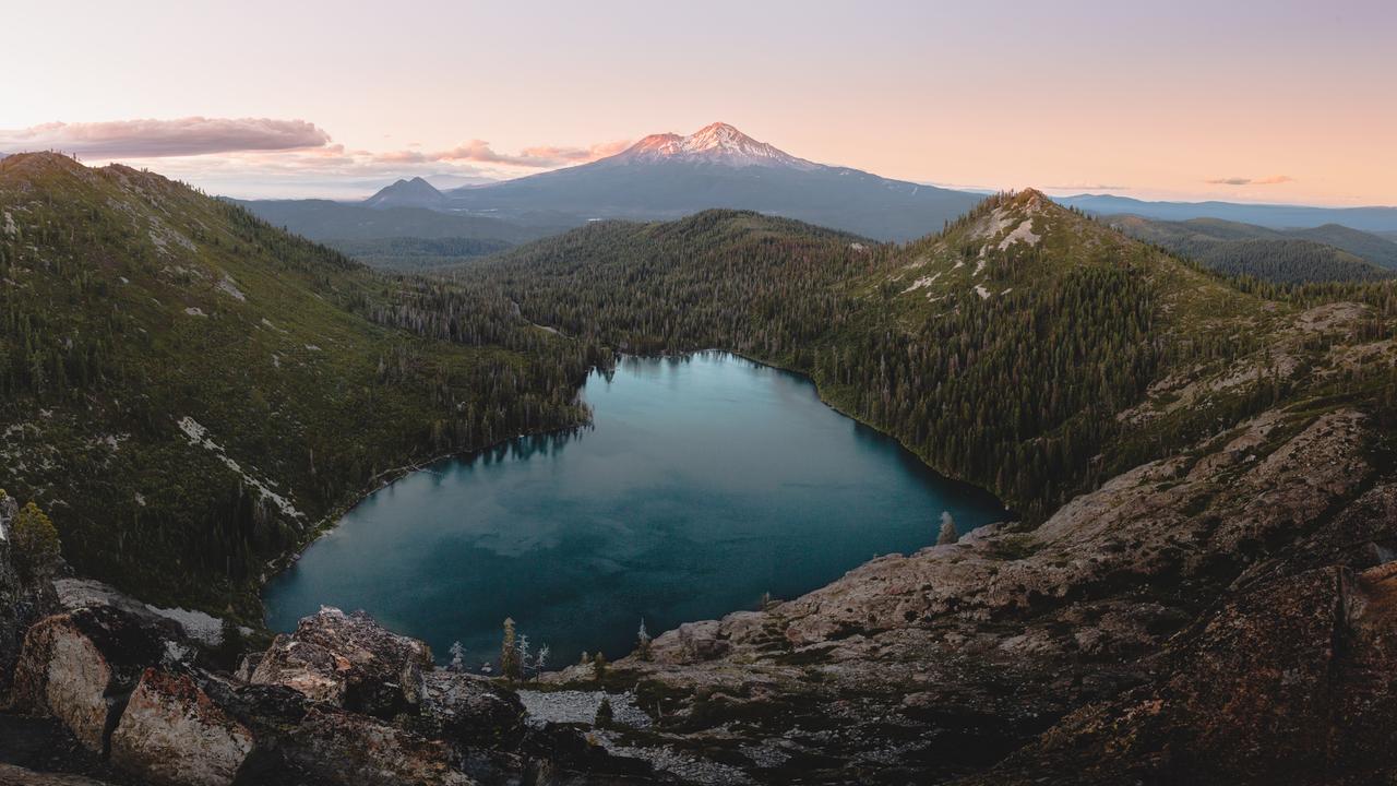 Blick auf Mount Shasta, im Vordergrund Castle Lake