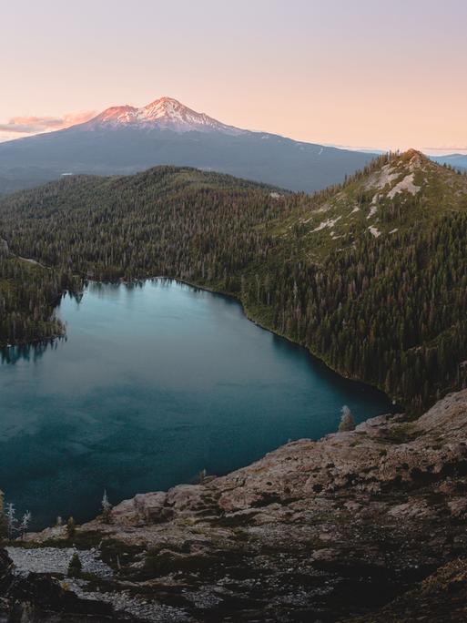 Blick auf Mount Shasta, im Vordergrund Castle Lake