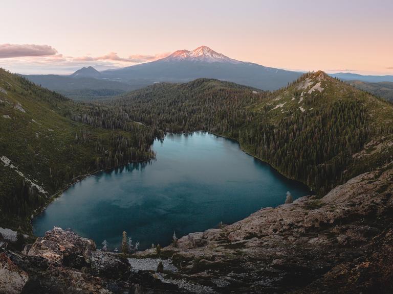 Blick auf Mount Shasta, im Vordergrund Castle Lake