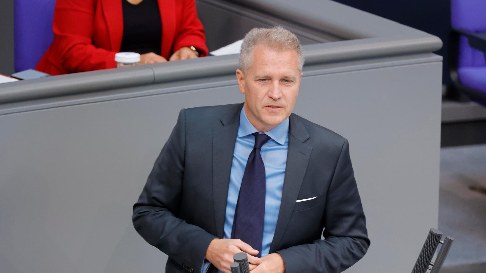 Der  AfD-Abgeordnete Bystron steht an einem Rednerpult im Bundestag.