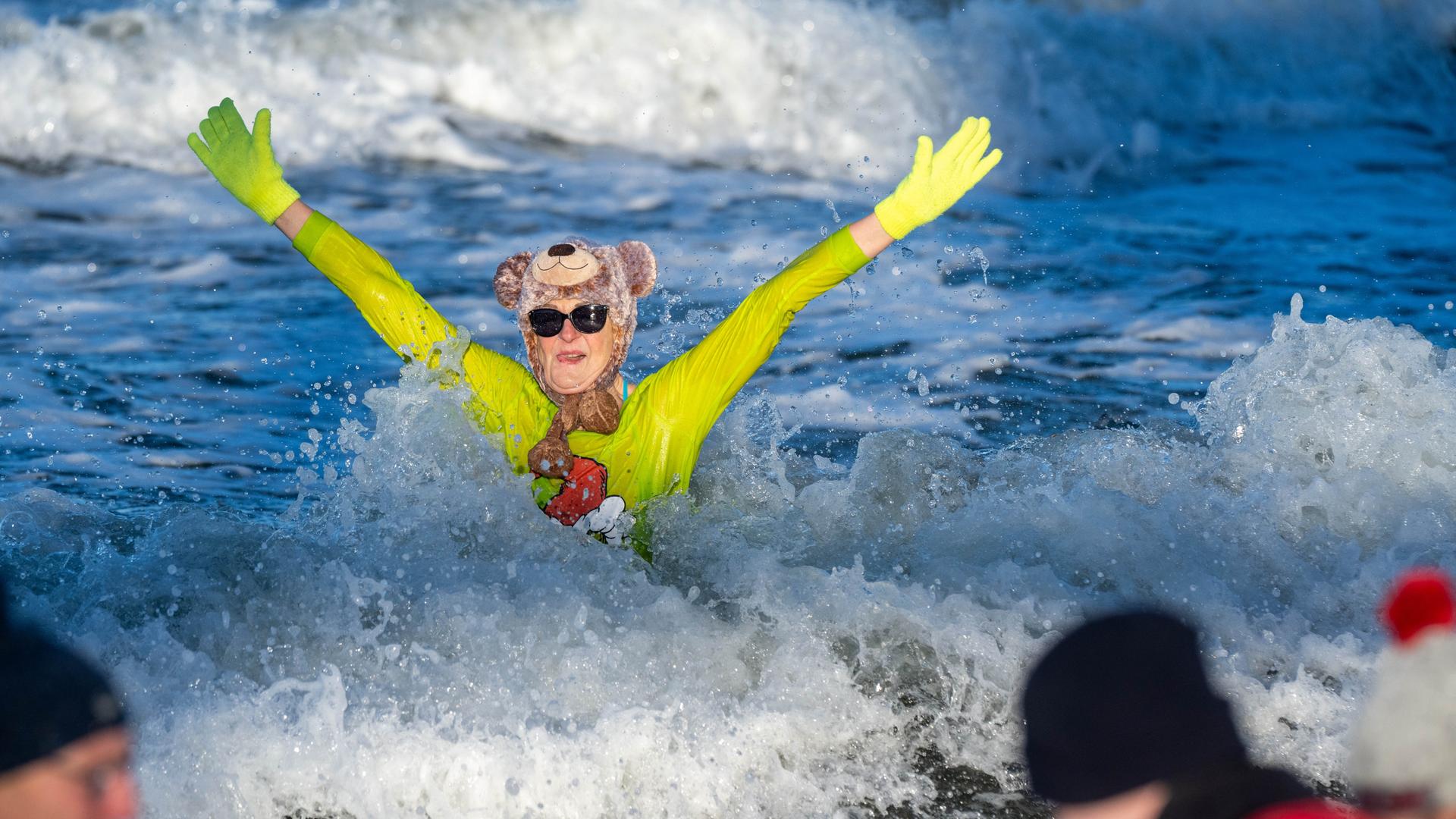 Eisbader baden im kalten Wasser der Ostsee. Bei nur ein Grad Wassertemperatur beteiligten sich einen Tag vor Silvester 200 Eisbader am Winterbadespektakel vor der Seebrücke Zinnowitz auf der Insel Usedom.
