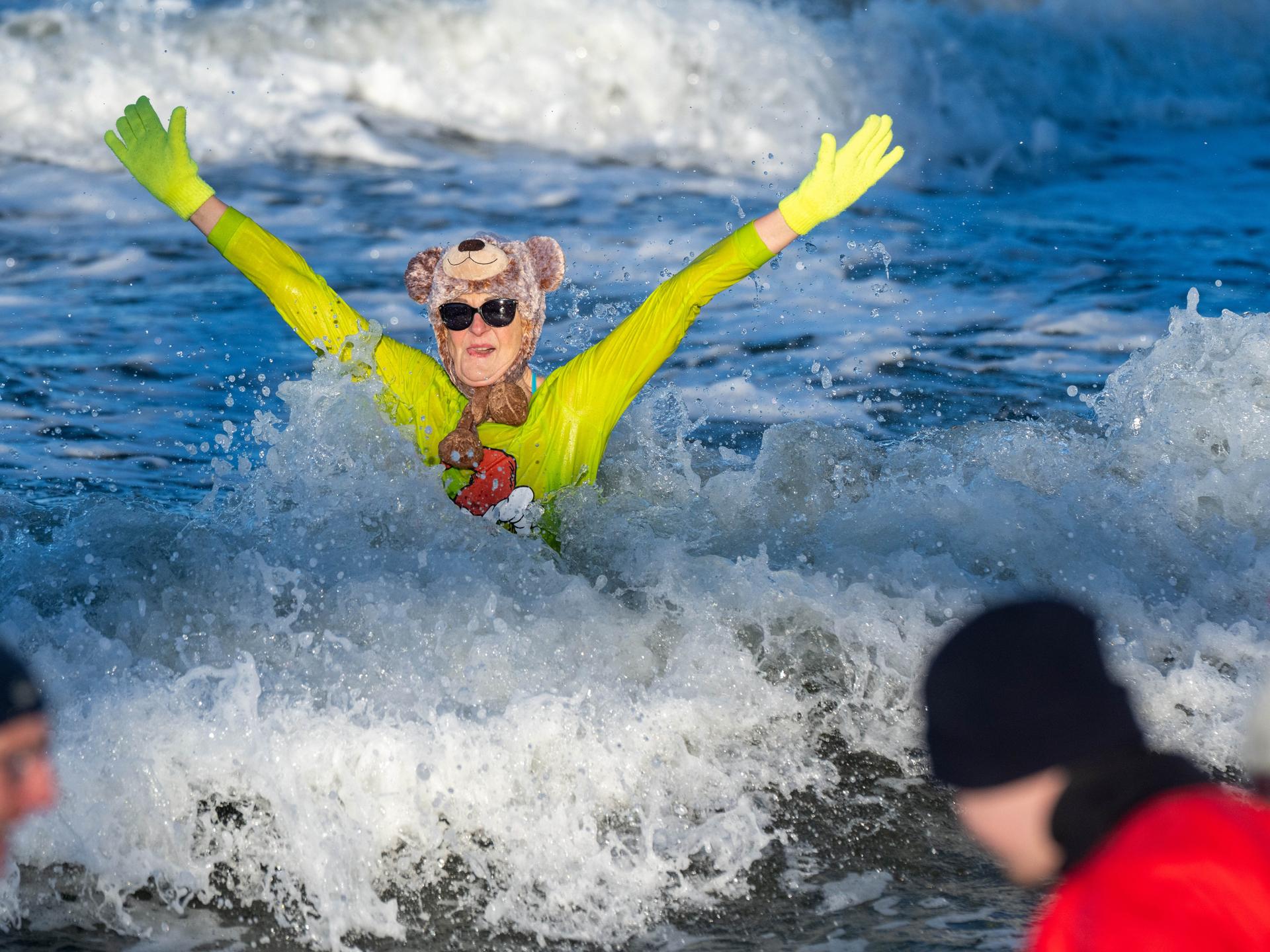 Eisbader baden im kalten Wasser der Ostsee. Bei nur ein Grad Wassertemperatur beteiligten sich einen Tag vor Silvester 200 Eisbader am Winterbadespektakel vor der Seebrücke Zinnowitz auf der Insel Usedom.