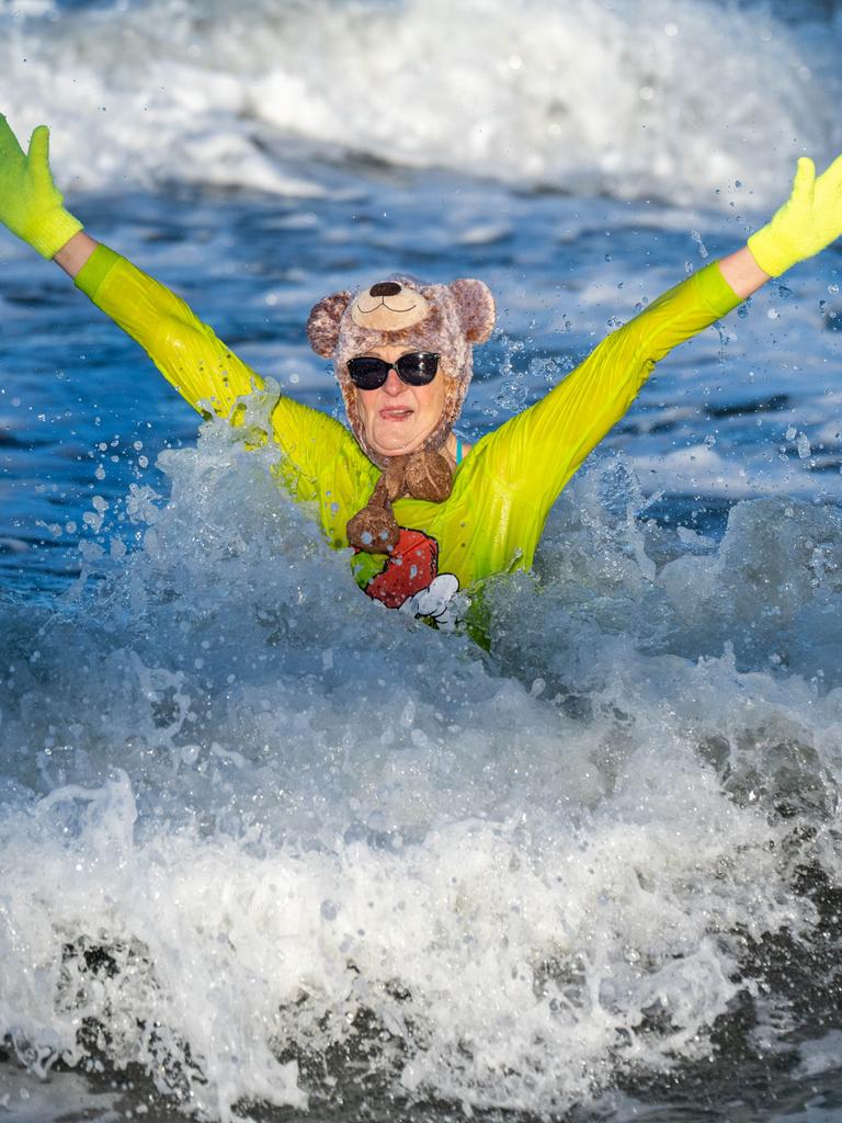 Eisbader baden im kalten Wasser der Ostsee. Bei nur ein Grad Wassertemperatur beteiligten sich einen Tag vor Silvester 200 Eisbader am Winterbadespektakel vor der Seebrücke Zinnowitz auf der Insel Usedom.