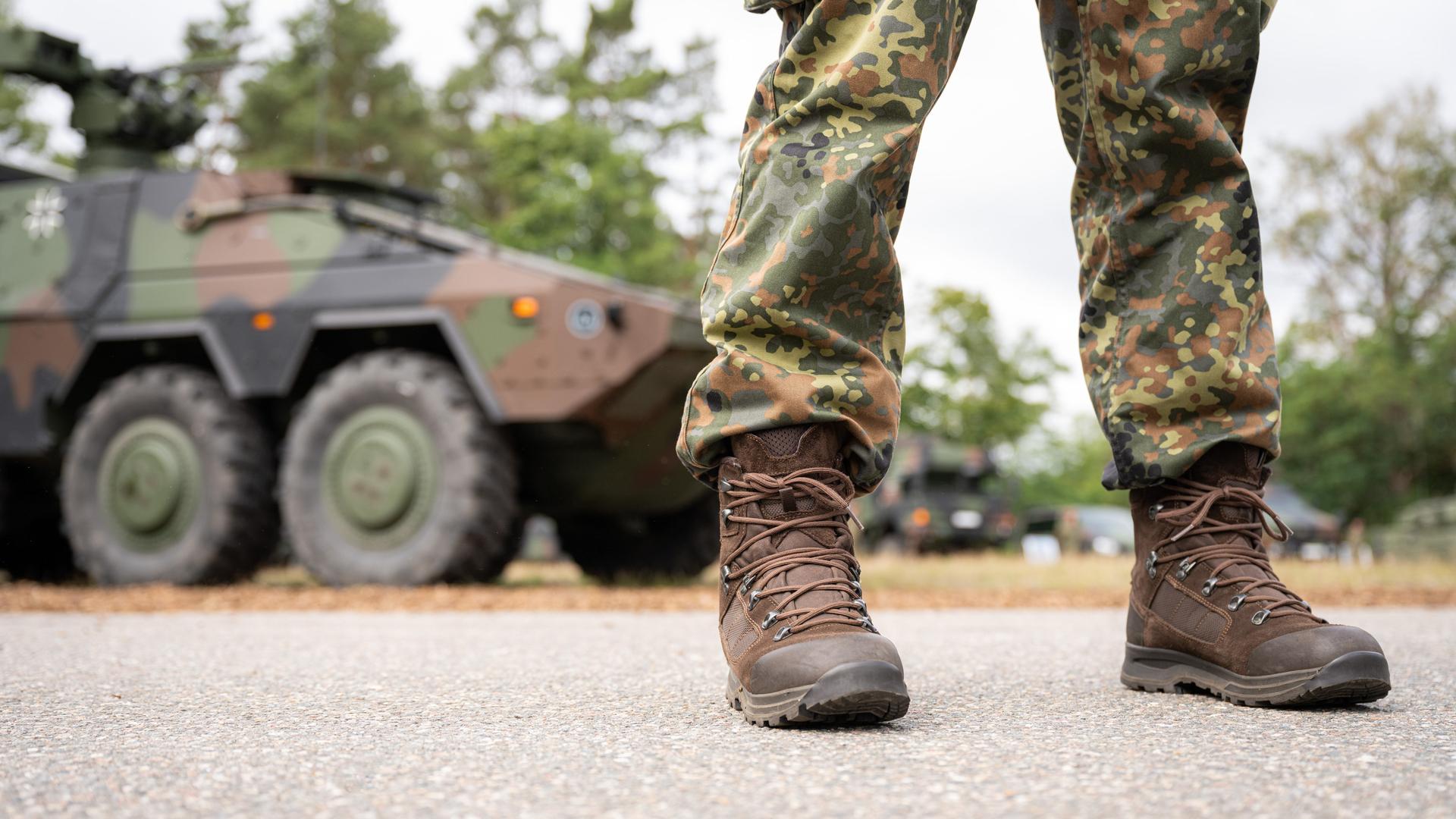 Die Beine eines uniformierten Soldats.