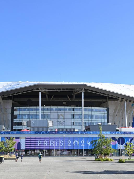Außenaufnahme des Stadions in Lyon zur Olympiade 2024 vor blauem Himmel.