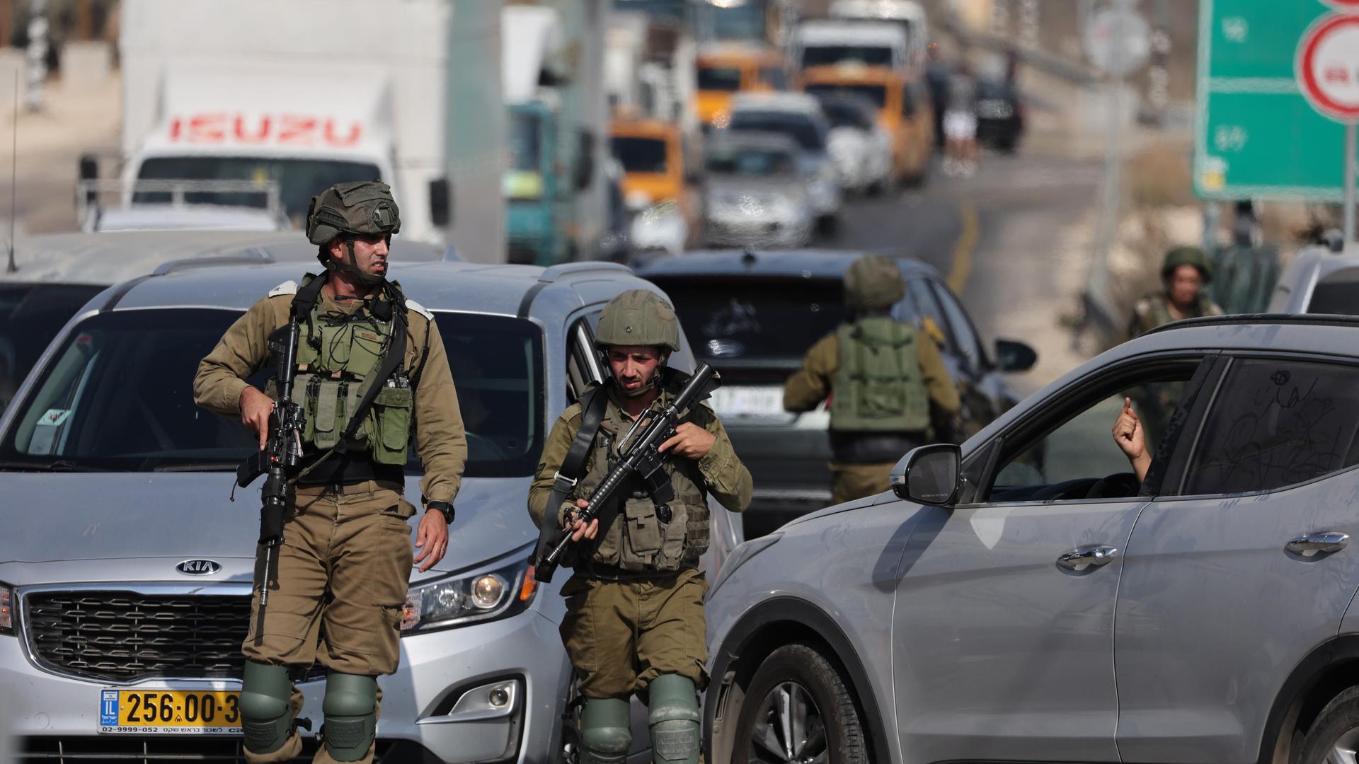 Mitglieder der israelischen Armee blockieren eine Straße. Bei einem mutmaßlichen Anschlag nahe der palästinensischen Stadt Huwara im Westjordanland sind nach Militärangaben zwei Israelis getötet worden.