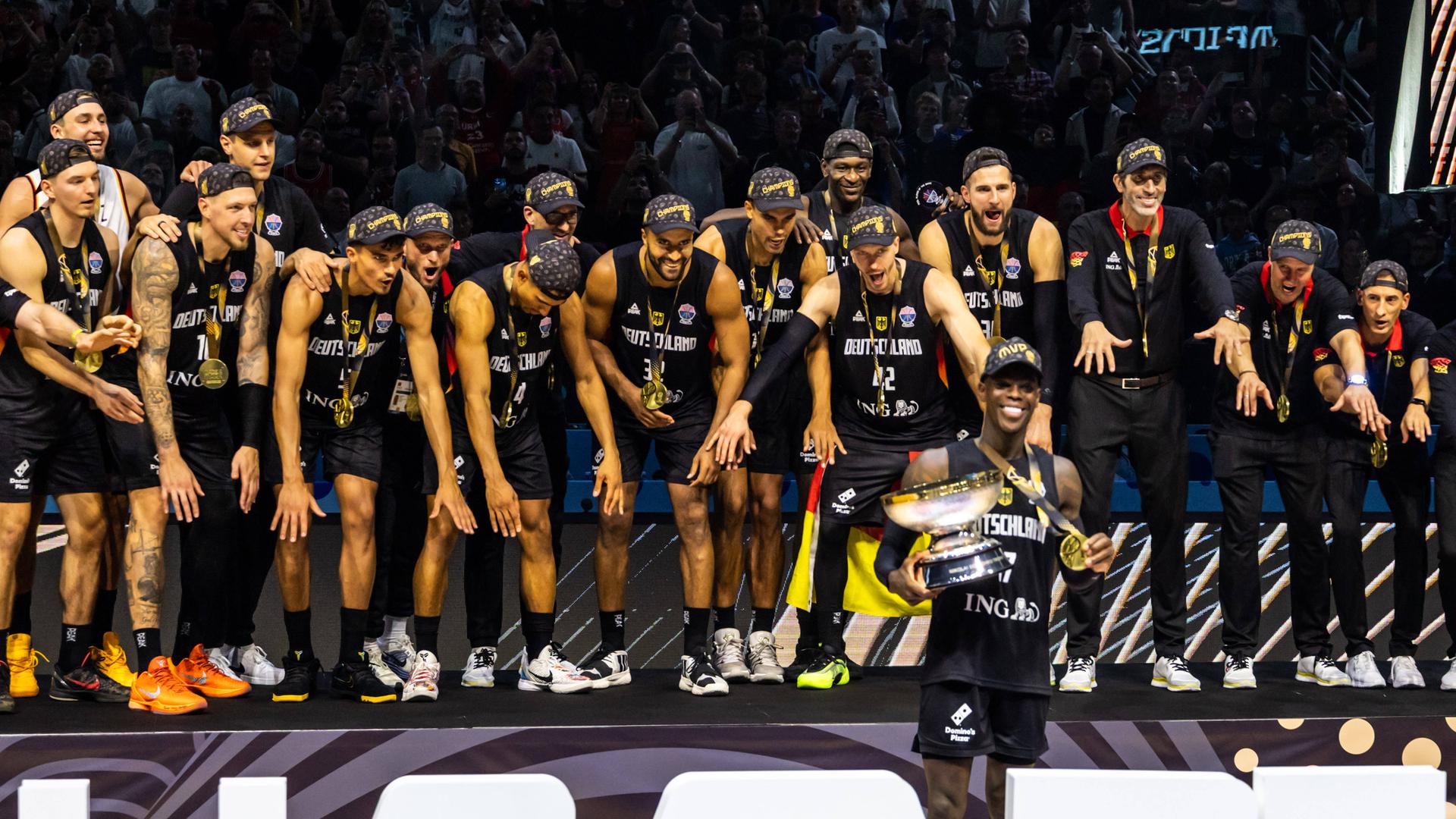Deutschlands Basketball-Nationalmannschaft jubelt nach dem Sieg im EM-Finale in Riga. Deutschlands Basketball-Nationalmannschaft jubelt nach dem Sieg im EM-Finale in Riga.