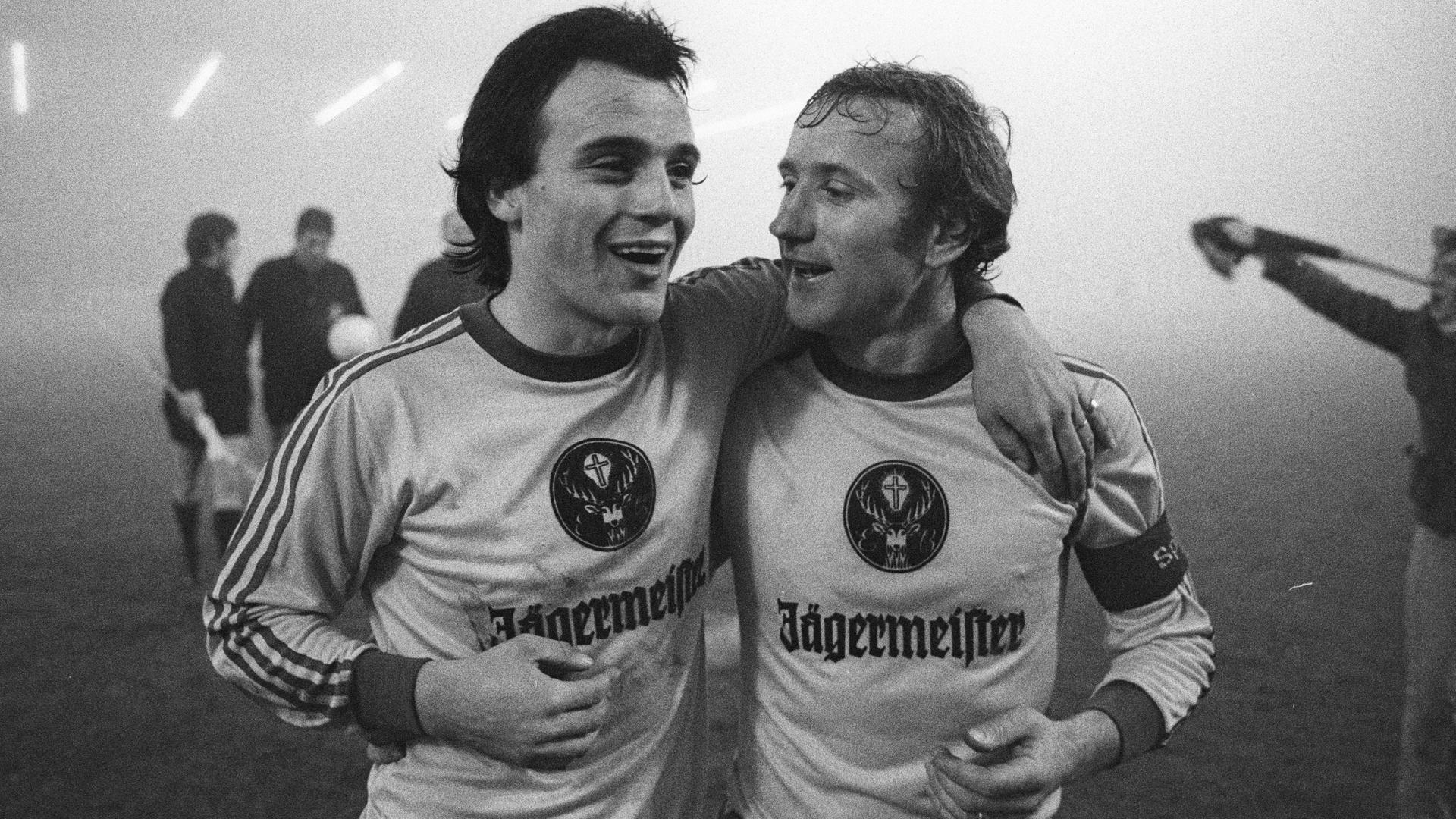 Die beiden Spieler von Eintracht Braunschweig, Wolfgang Frank (links) und Wolfgang Grzyb, in Trikots mit Jägermeister-Werbung