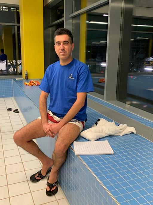 Arashk aus dem Iran beginnt eine Ausbildung als Schwimmtrainer in Berlin.