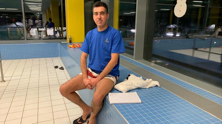 Arashk aus dem Iran beginnt eine Ausbildung als Schwimmtrainer in Berlin.