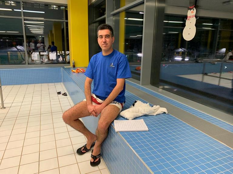 Arashk aus dem Iran beginnt eine Ausbildung als Schwimmtrainer in Berlin.
