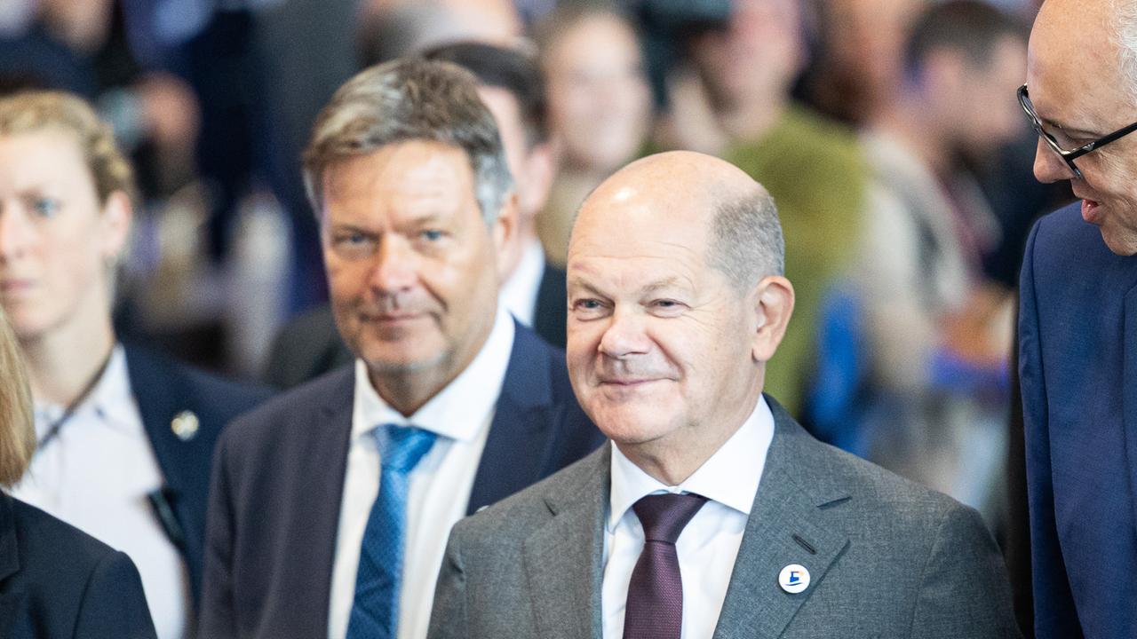 Bundeskanzler Olaf Scholz (SPD, 2.v.r) und Robert Habeck (Bündnis 90/Die Grünen, 3.v.l), bei der 13. Nationalen Maritimen Konferenz in Bremen