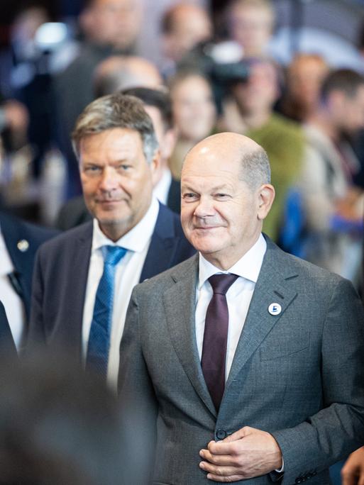 Bundeskanzler Olaf Scholz (SPD, 2.v.r) und Robert Habeck (Bündnis 90/Die Grünen, 3.v.l), bei der 13. Nationalen Maritimen Konferenz in Bremen