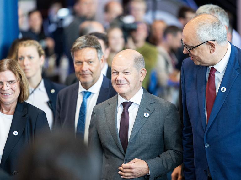 Bundeskanzler Olaf Scholz (SPD, 2.v.r) und Robert Habeck (Bündnis 90/Die Grünen, 3.v.l), bei der 13. Nationalen Maritimen Konferenz in Bremen