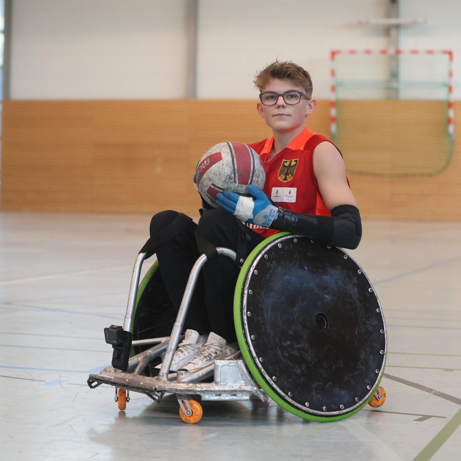 Dank Spenden - 15 Jahre altes Rugby-Talent bekommt Sport-Roll-Stuhl Dank Spenden - 15 Jahre altes Rugby-Talent bekommt Sport-Roll-Stuhl