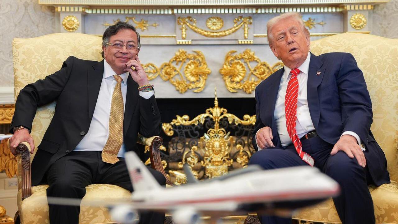 Gustavo Petro und Donald Trump sitzen einander zugebeugt im Oval Office des Weißen Hauses. 