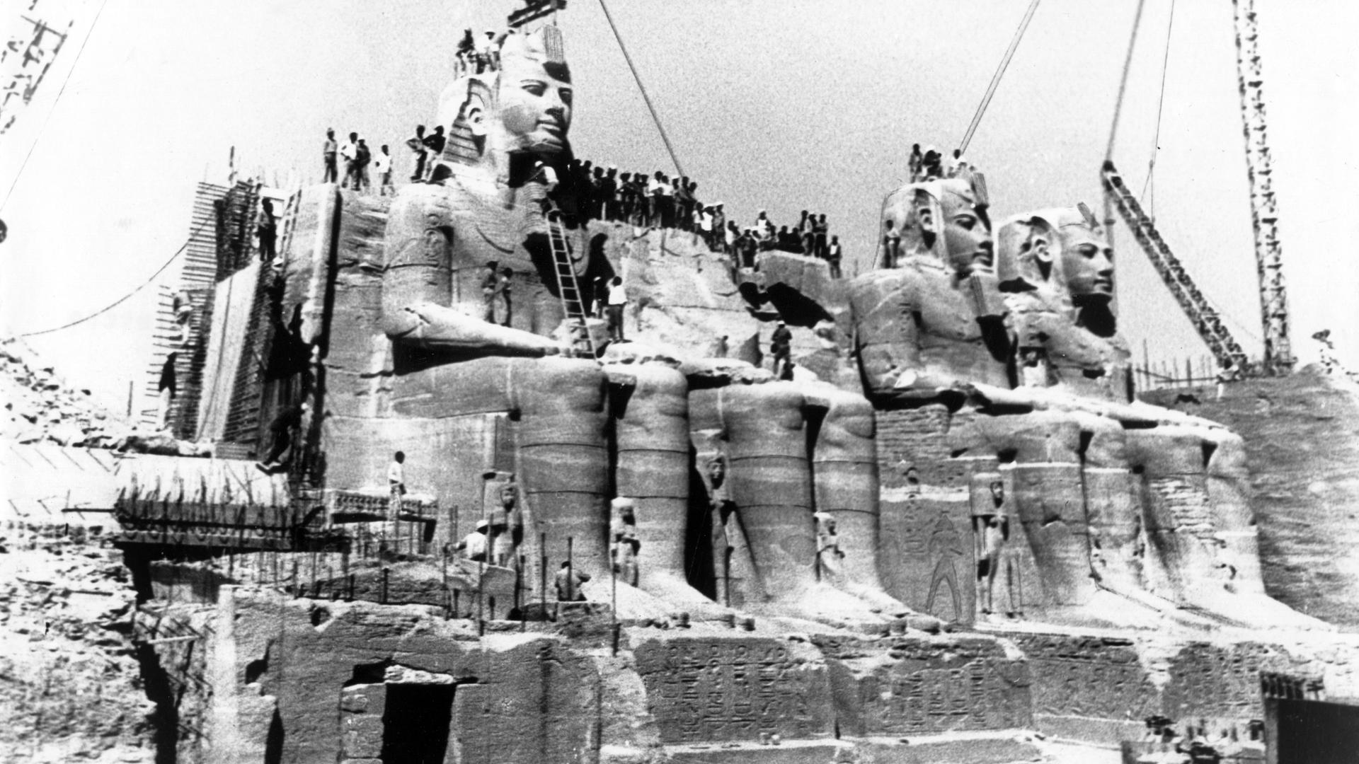 Kurz vor der Vollendung steht der Tempel von Ramses II. in Abu Simbel im November 1966 auf seinem neuen Standplatz 60 Meter über den Wassern des Stausees. Fast drei Jahre sind vergangen, seit die gigantischen Statuen dem Stausee-Projekt weichen mussten. Die gesamte Tempelanlage von Abu Simbel wurde zwischen 1964 und 1968 im Rahmen eines Unesco-Programms zur Rettung der Heiligtümer vor dem durch den Bau des Assuan-Staudamms verursachten Nilhochwasser demontiert und an einer höher gelegenen Stelle wiederaufgebaut.