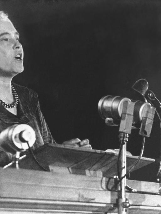 Anna Seghers hält einen Vortrag Anna Seghers hält einen Vortrag