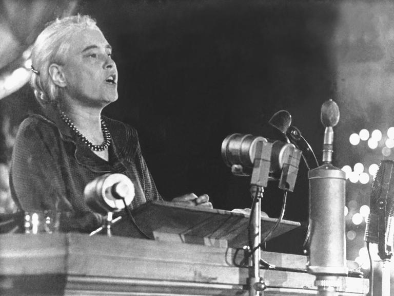 Anna Seghers hält einen Vortrag Anna Seghers hält einen Vortrag