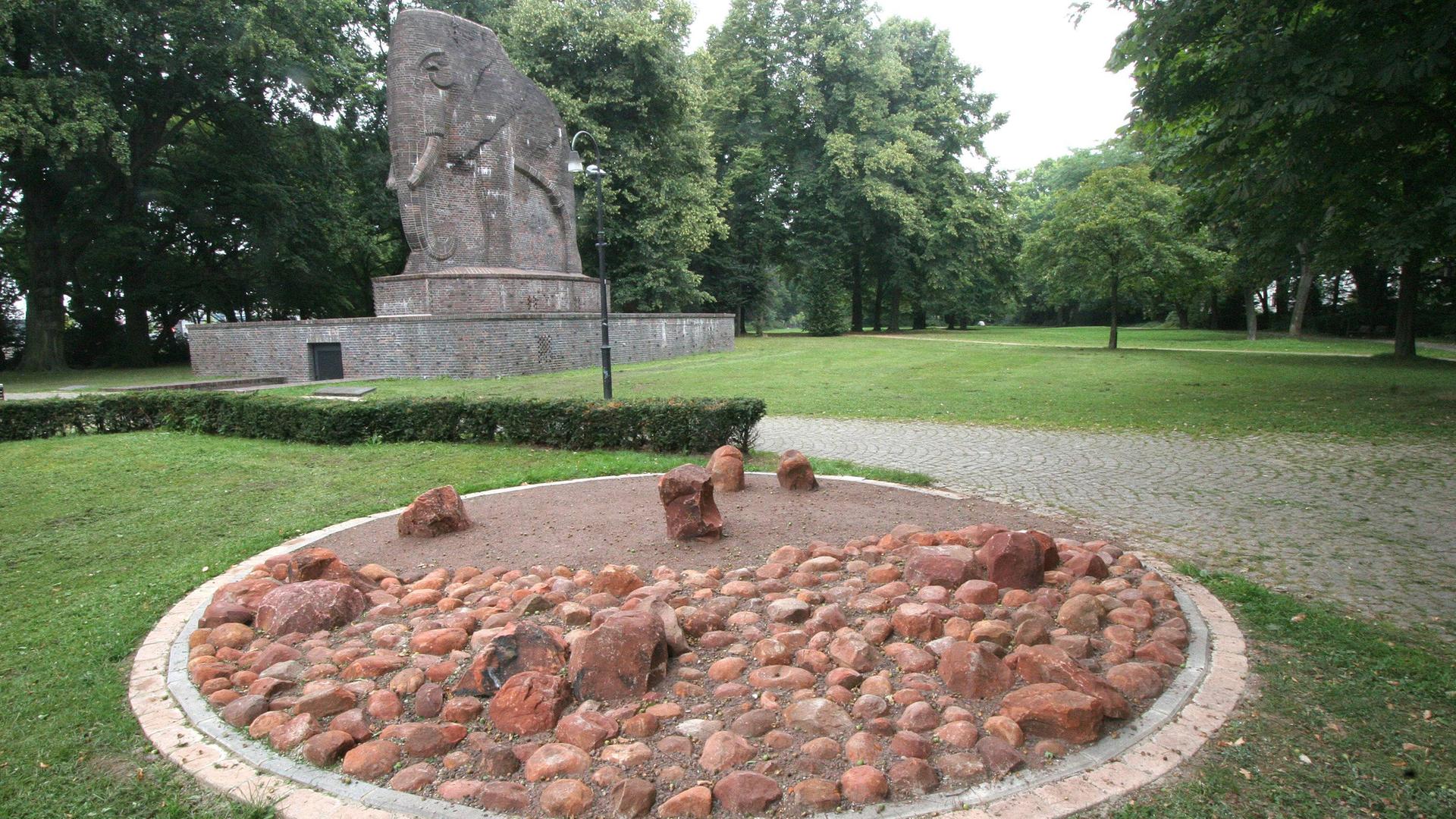 Das Bremer Herero-Mahnmal: Rote Sandsteine stehen für die Herero und Nama, die 1904 und in den Folgejahren von deutschen Truppen getötet worden waren. 