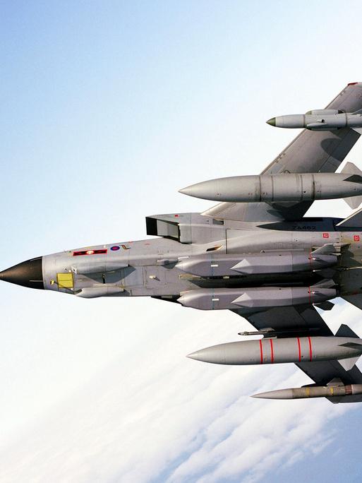 Storm-Shadow-Raketen sind unter einem fliegenden Kampfflugzeug vom Typ Tornado montiert.